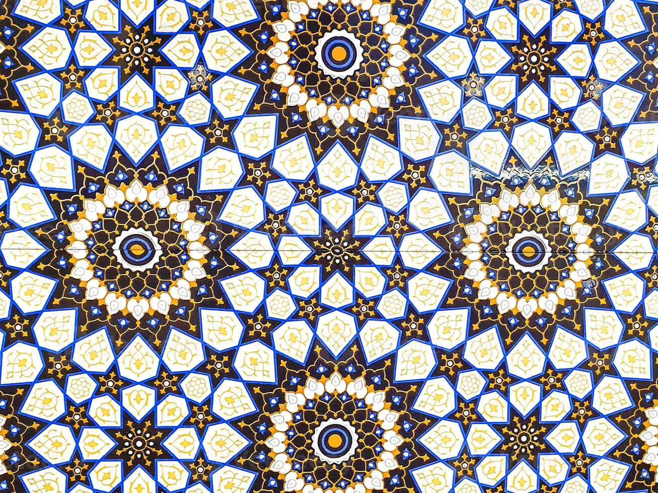 traditioneel Oezbeeks patroon Aan keramisch tegel Aan muur van moskee naadloos oud bloemen patroon abstract achtergrond foto