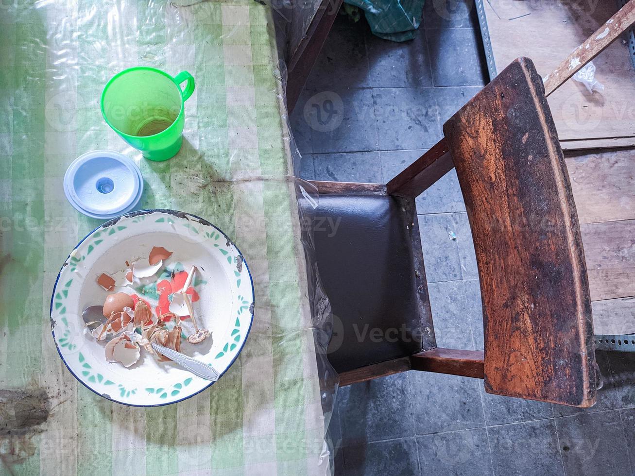 de dining tafel is in een troep. een rommelig dining tafel met gebruikt gerechten en vol van voedsel kladjes dat hebben niet geweest schoongemaakt. echt leven. jaareinde foto