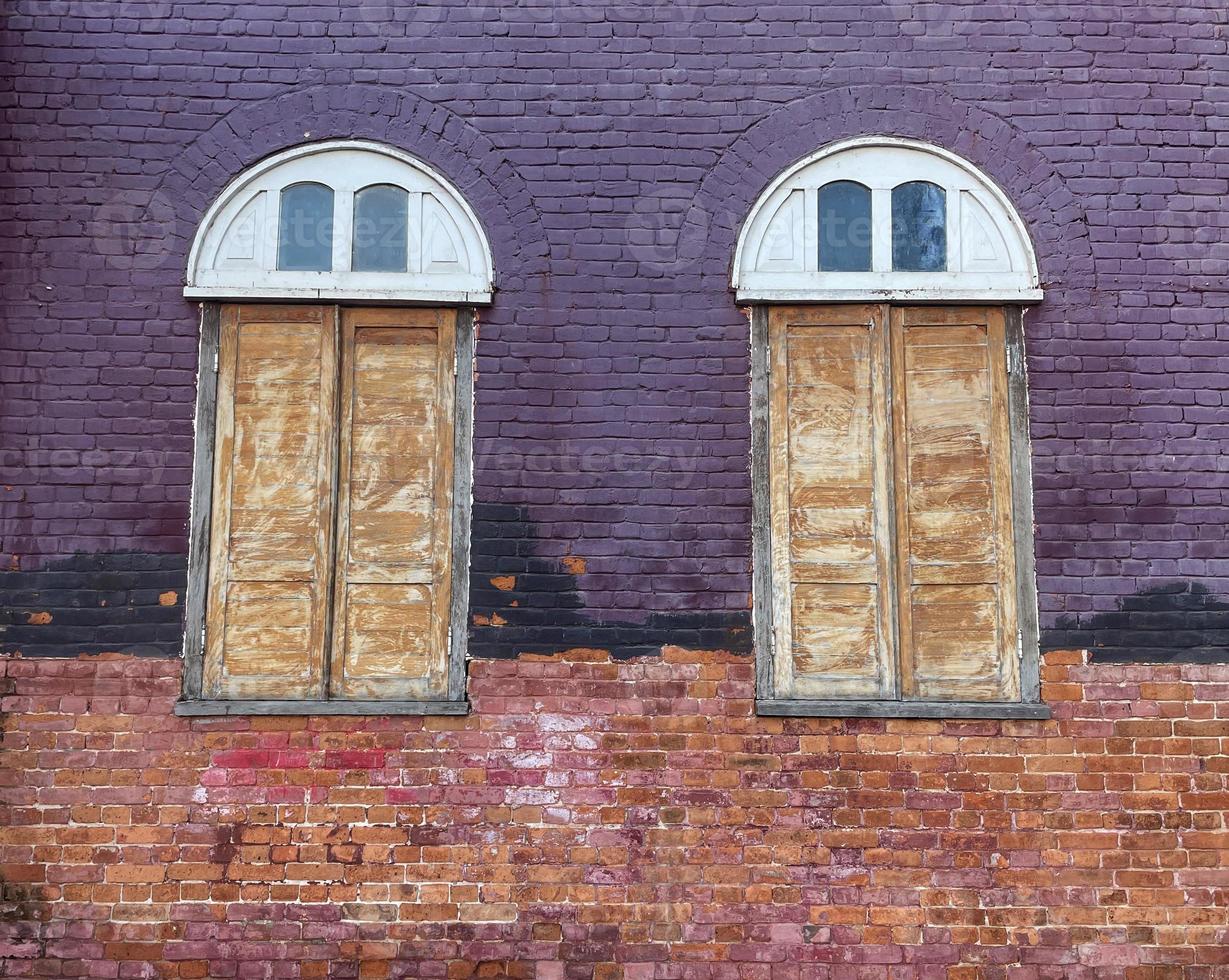 oud kerk venster en muur, ramen gemaakt van hout de bovenste venster dorpel is een halfronde boog. de muur is gemaakt van bakstenen. zacht en selectief focus. foto