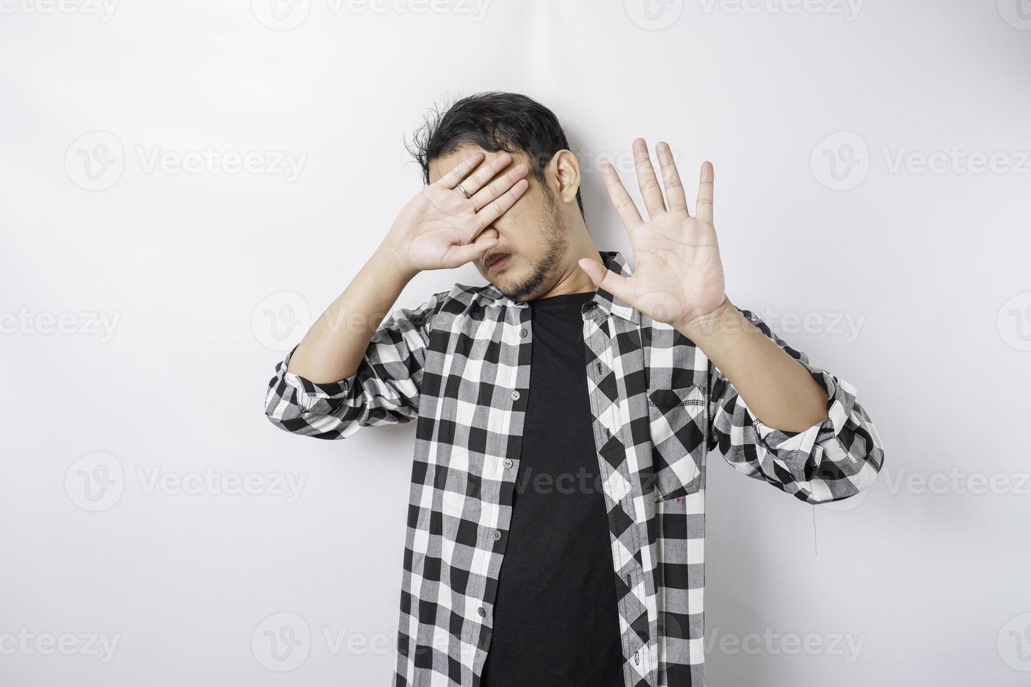 jong bang Aziatisch Mens geïsoleerd Aan wit achtergrond, looks depressief, gezicht gedekt door vingers bang en zenuwachtig. foto