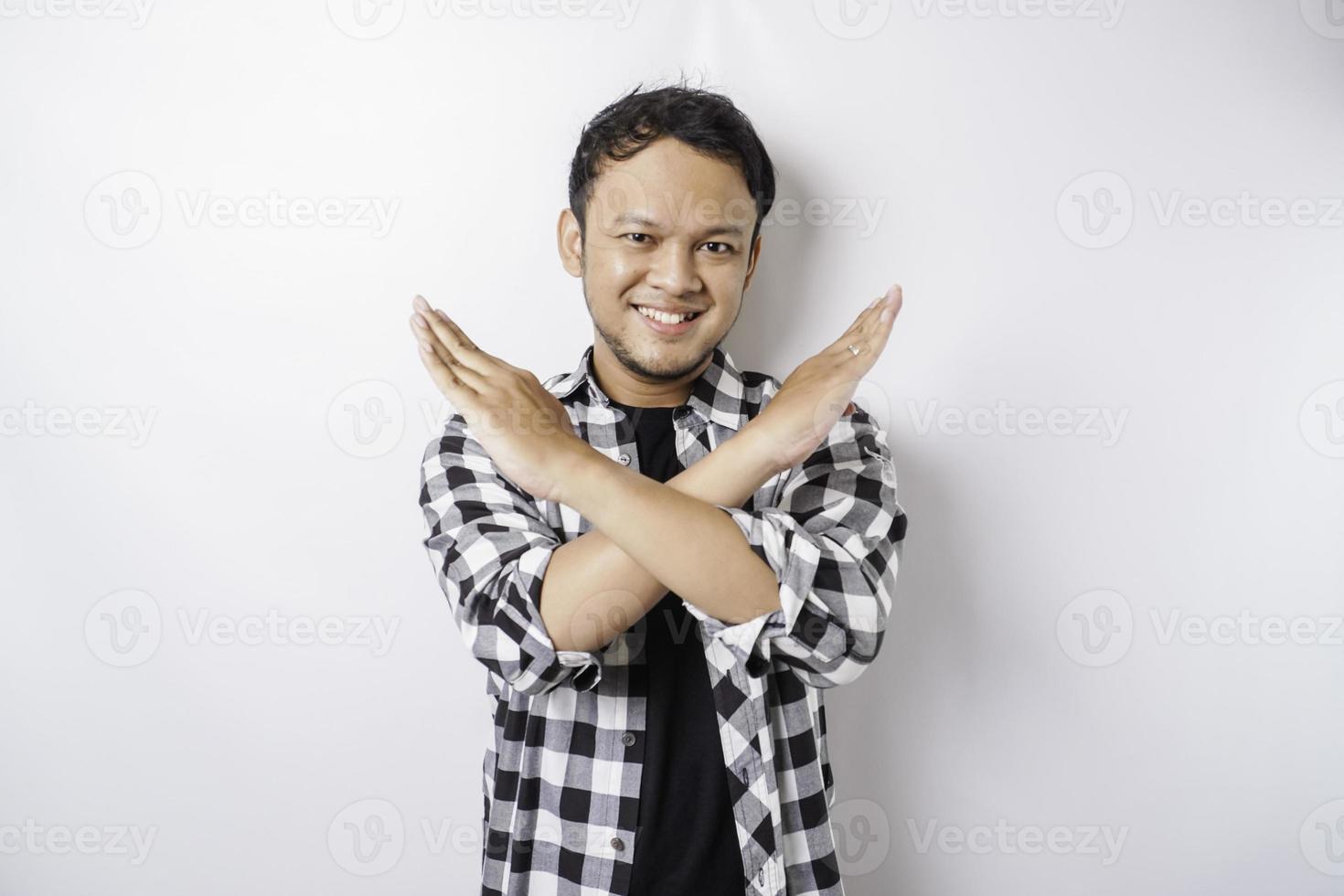 knap Aziatisch Mens met hand- gebaar houding afwijzing of verbod met kopiëren ruimte foto