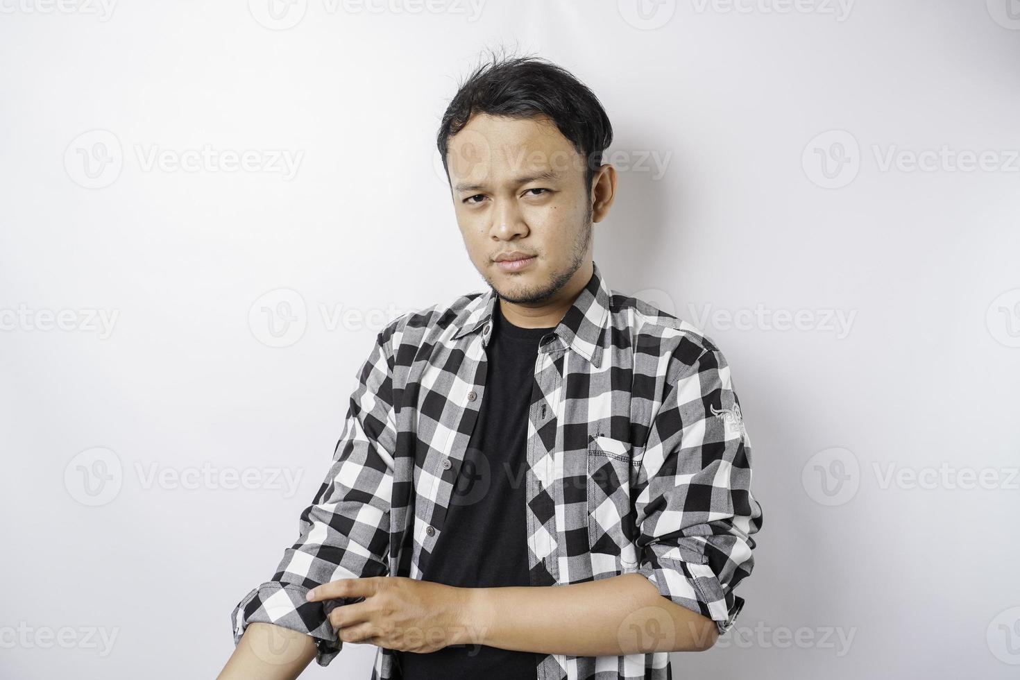 portret van een zelfverzekerd glimlachen Aziatisch Mens vervelend Schotse ruit overhemd staand met armen gevouwen en op zoek Bij de camera geïsoleerd over- wit achtergrond foto