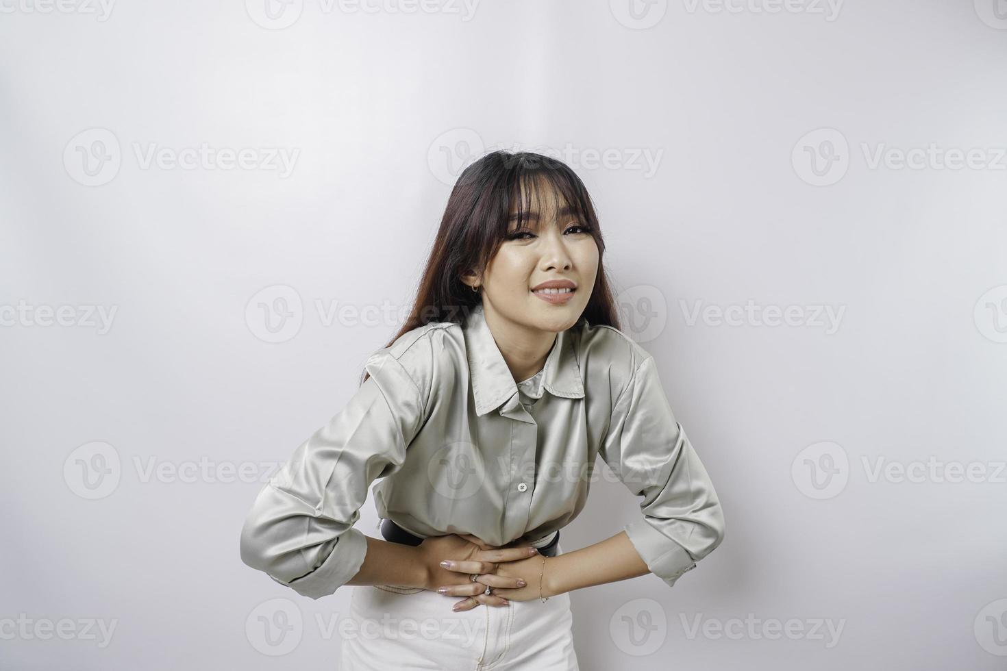 foto van jong onwel ziek ziek vrouw houden hand- Aan maag lijdt pijn geïsoleerd Aan wit achtergrond