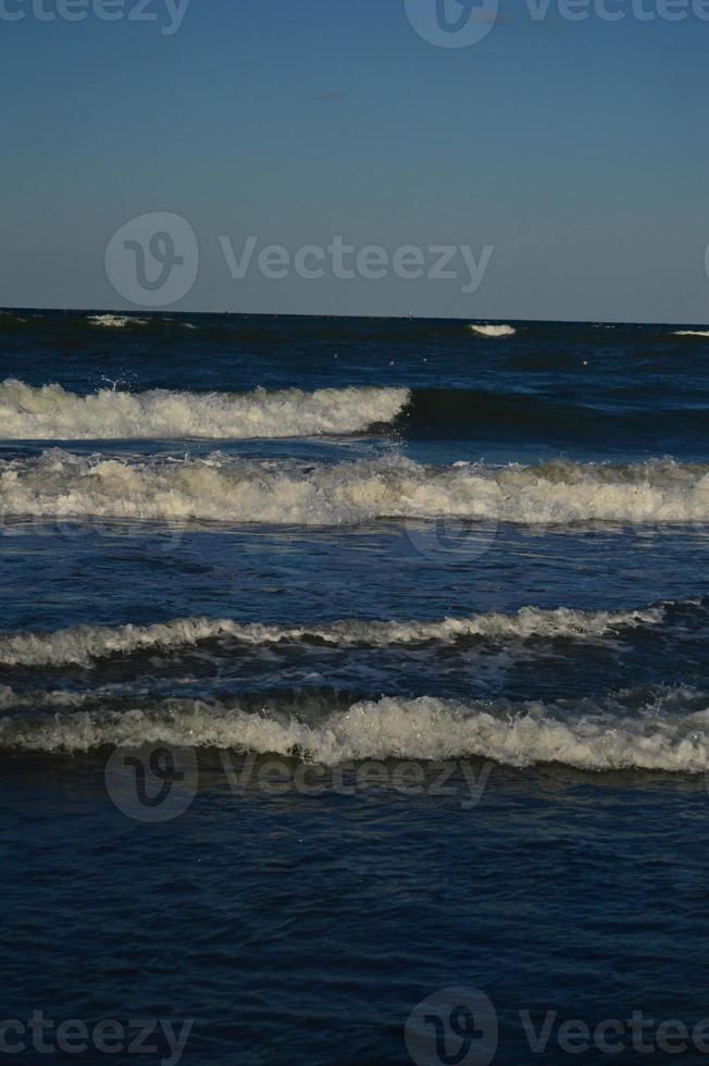 zeegezicht Golf van de zee Aan de zanderig strand foto
