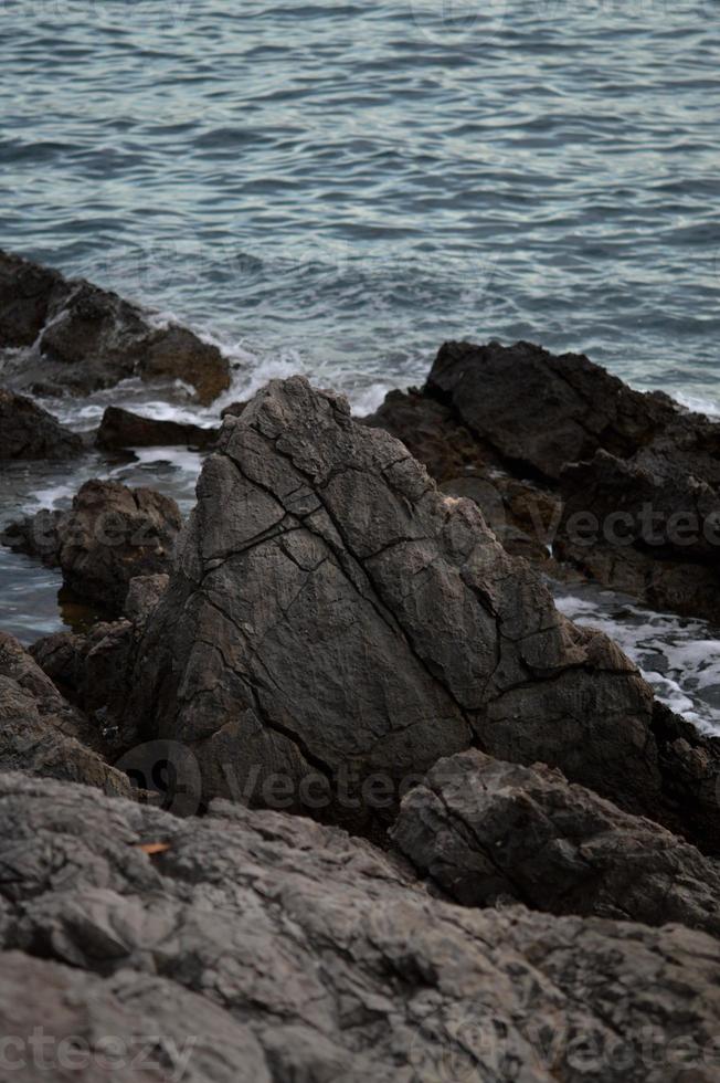 zee golven crashen in rotsen. foto