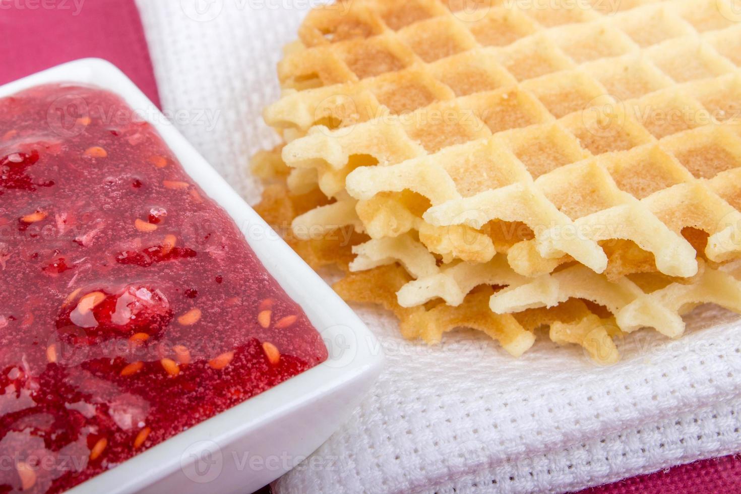 wafels met frambozen jam foto