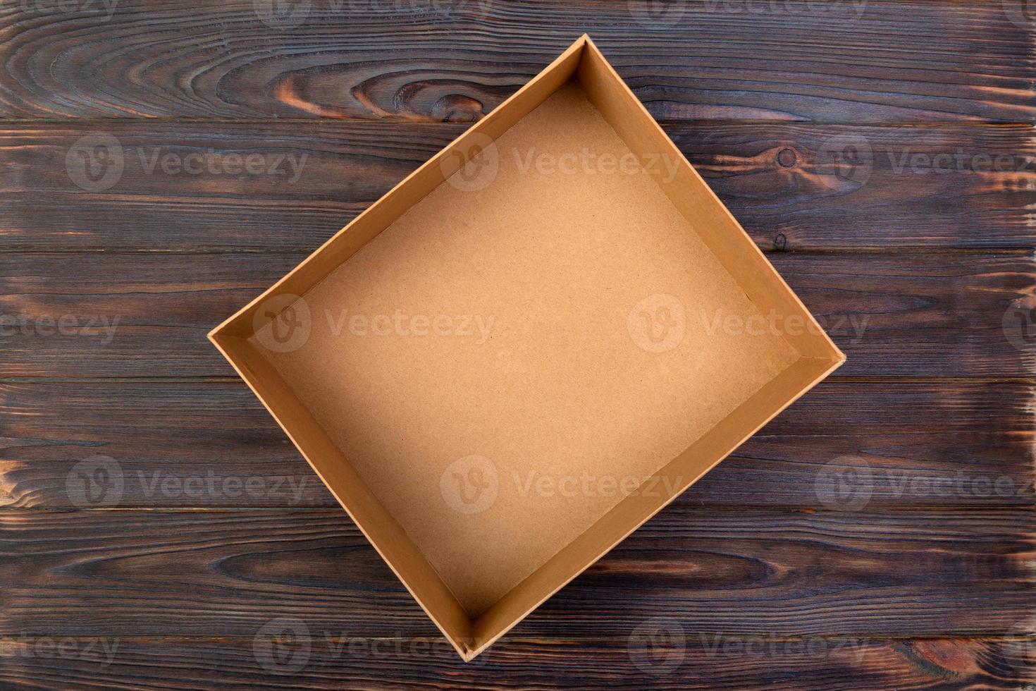 Open karton doos Aan een donker tafel, houten achtergrond. top visie foto