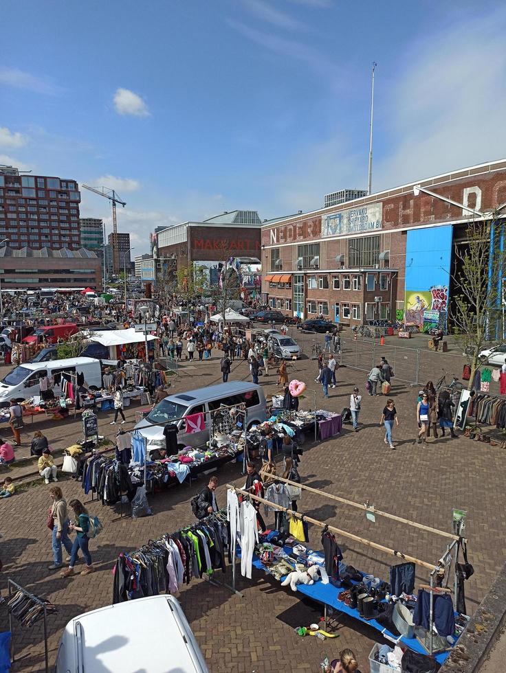 Amsterdam, nederland, 2022 - niet geïdentificeerd mensen Bij ij-hallen vlo markt in Amsterdam, de nederland. het is de grootste en meest uniek vlo markt in Europa. foto