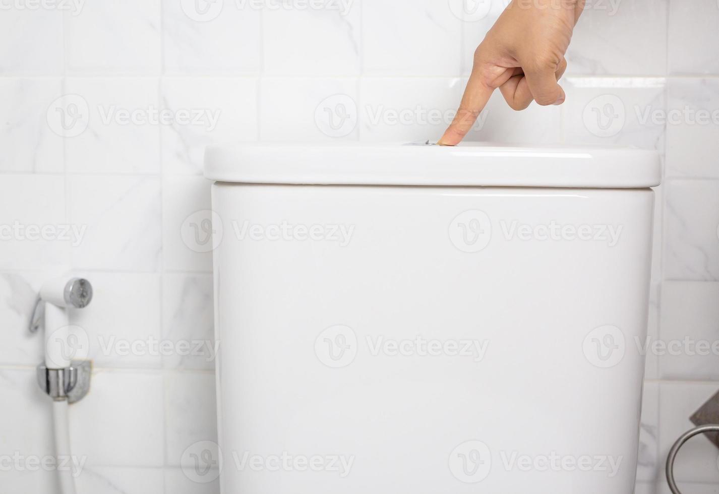 wit toilet deksel en schoon badkamer foto