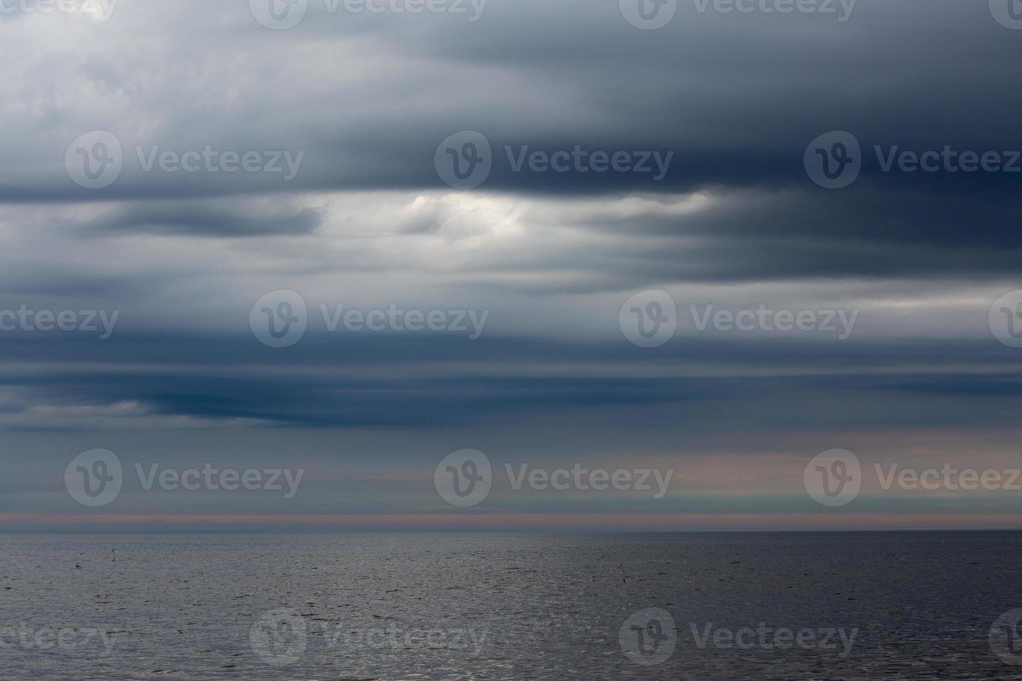 Baltisch zee kust Bij zonsondergang foto