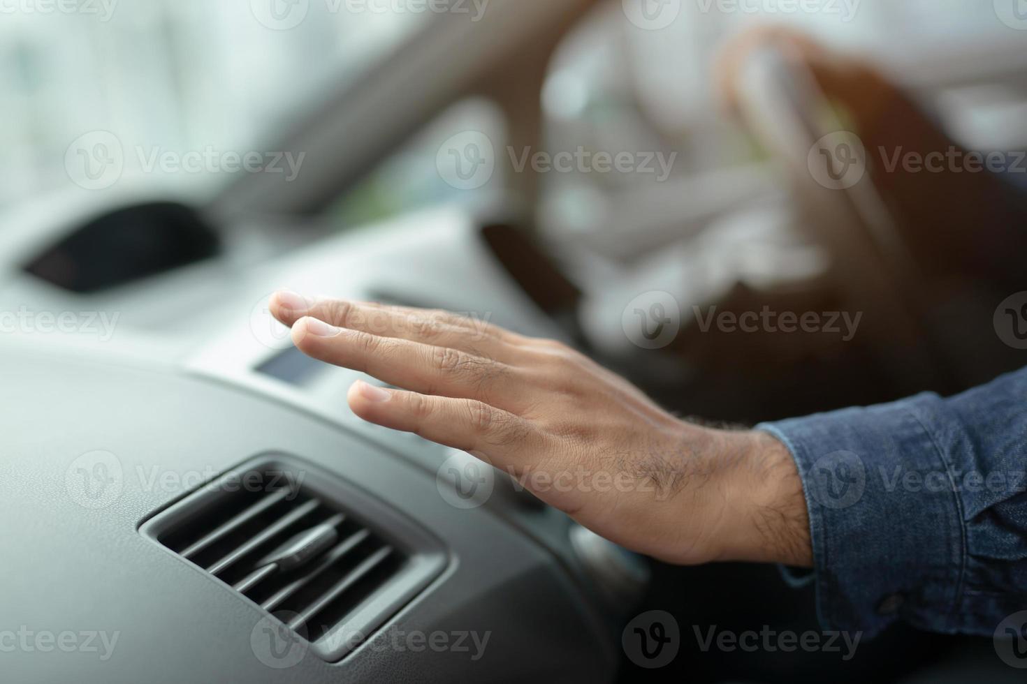 detailopname van hand- bestuurder Mens controle aanpassen lucht van conditioning de koeling systeem met stromen van verkoudheid lucht in auto. vertrekken ruimte voor schrijven tekst. foto