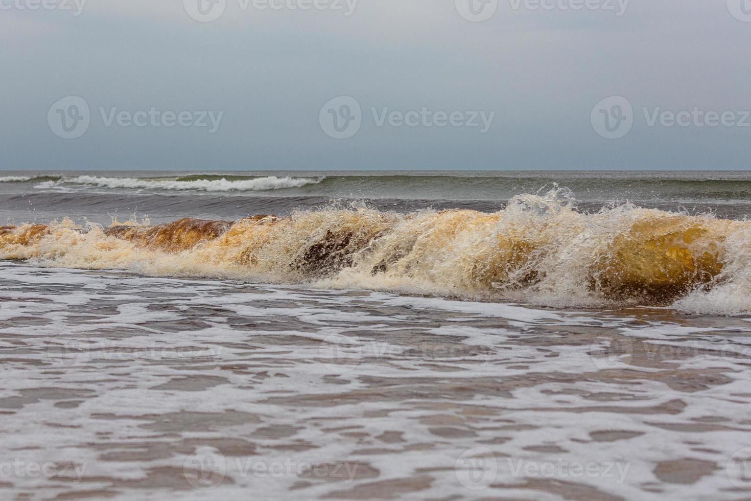 Baltisch zee kust Bij zonsondergang foto