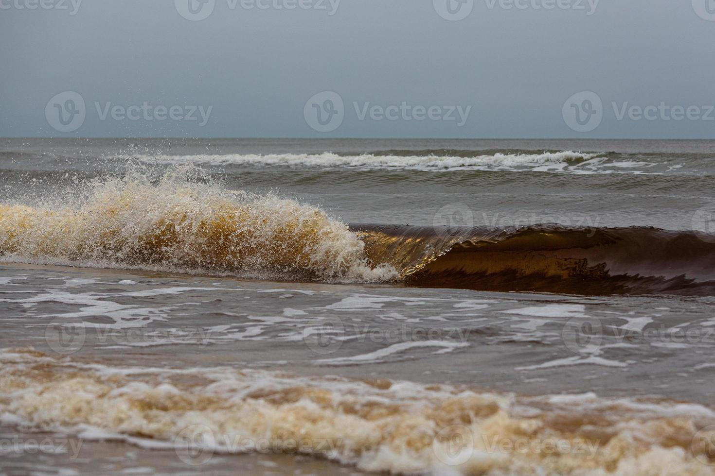 Baltisch zee kust Bij zonsondergang foto