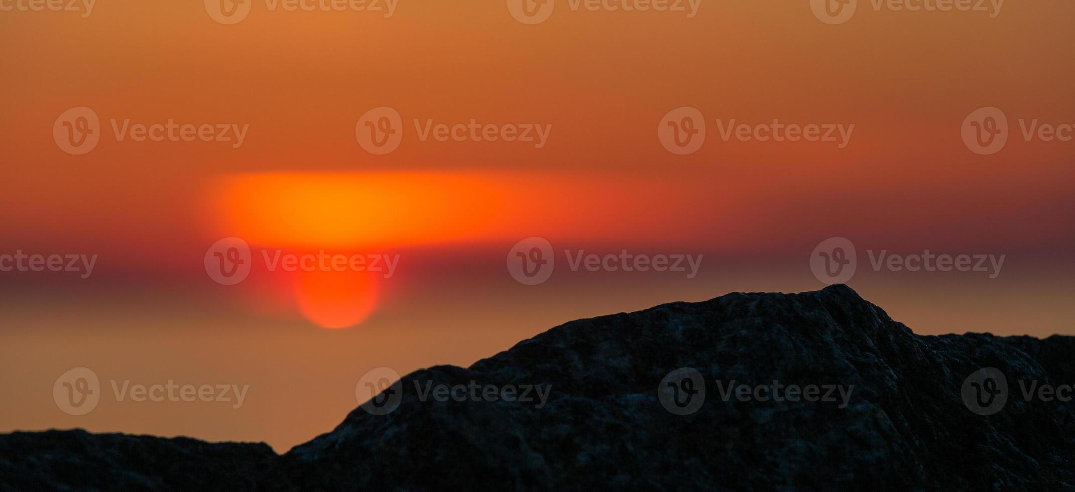 bewolkt zee keer bekeken van de Baltisch zee Bij zonsopkomst foto