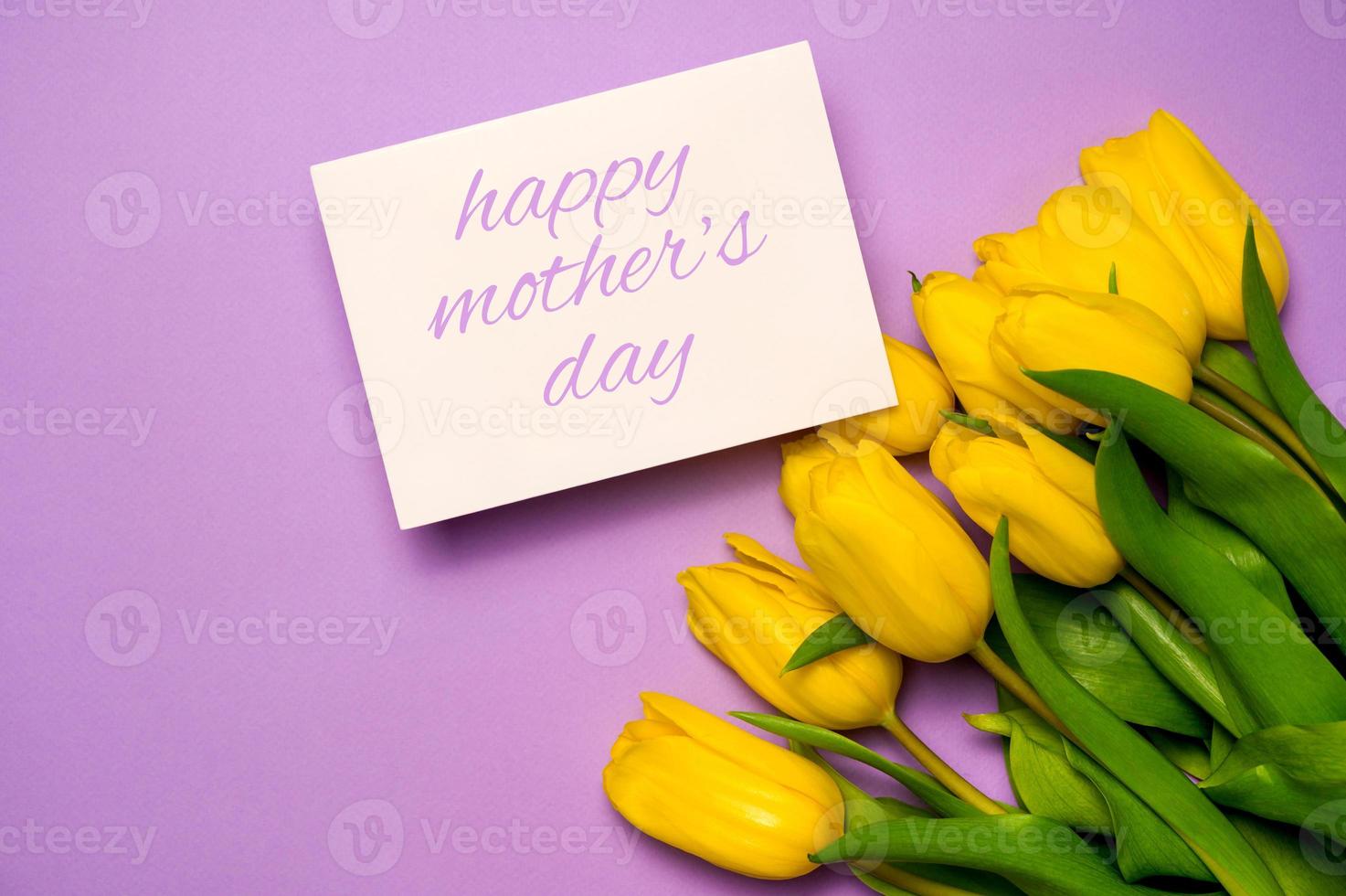 voorjaar achtergrond met geel tulpen en leeg kaart voor tekst. gelukkig moeder dag foto
