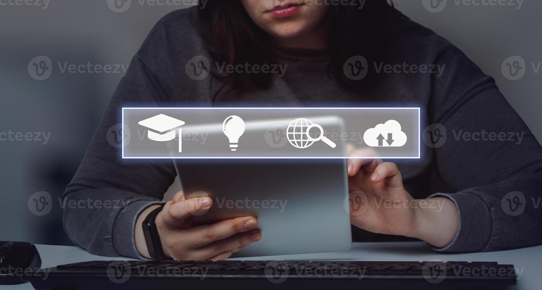 vrouw zoeken Aan tablet voor online onderwijs met pictogrammen koppel. webinar online. e-leren. afstand cursussen. foto