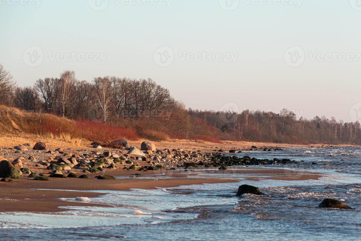 stenen Aan de kust van de Baltisch zee Bij zonsondergang foto