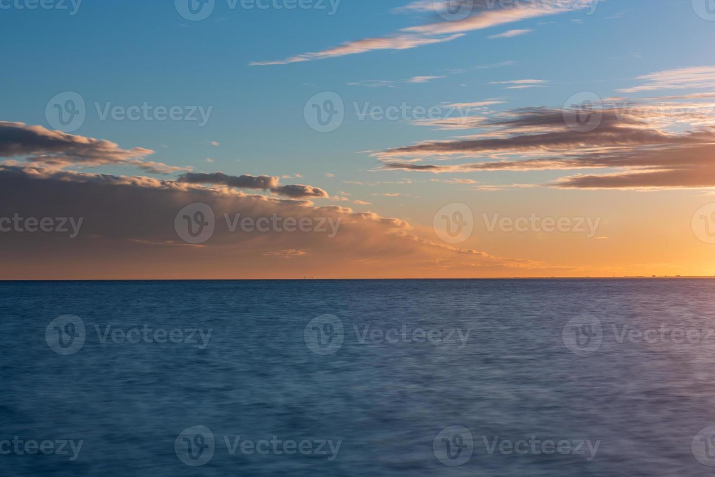 bewolkt zee keer bekeken van de Baltisch zee Bij zonsopkomst foto