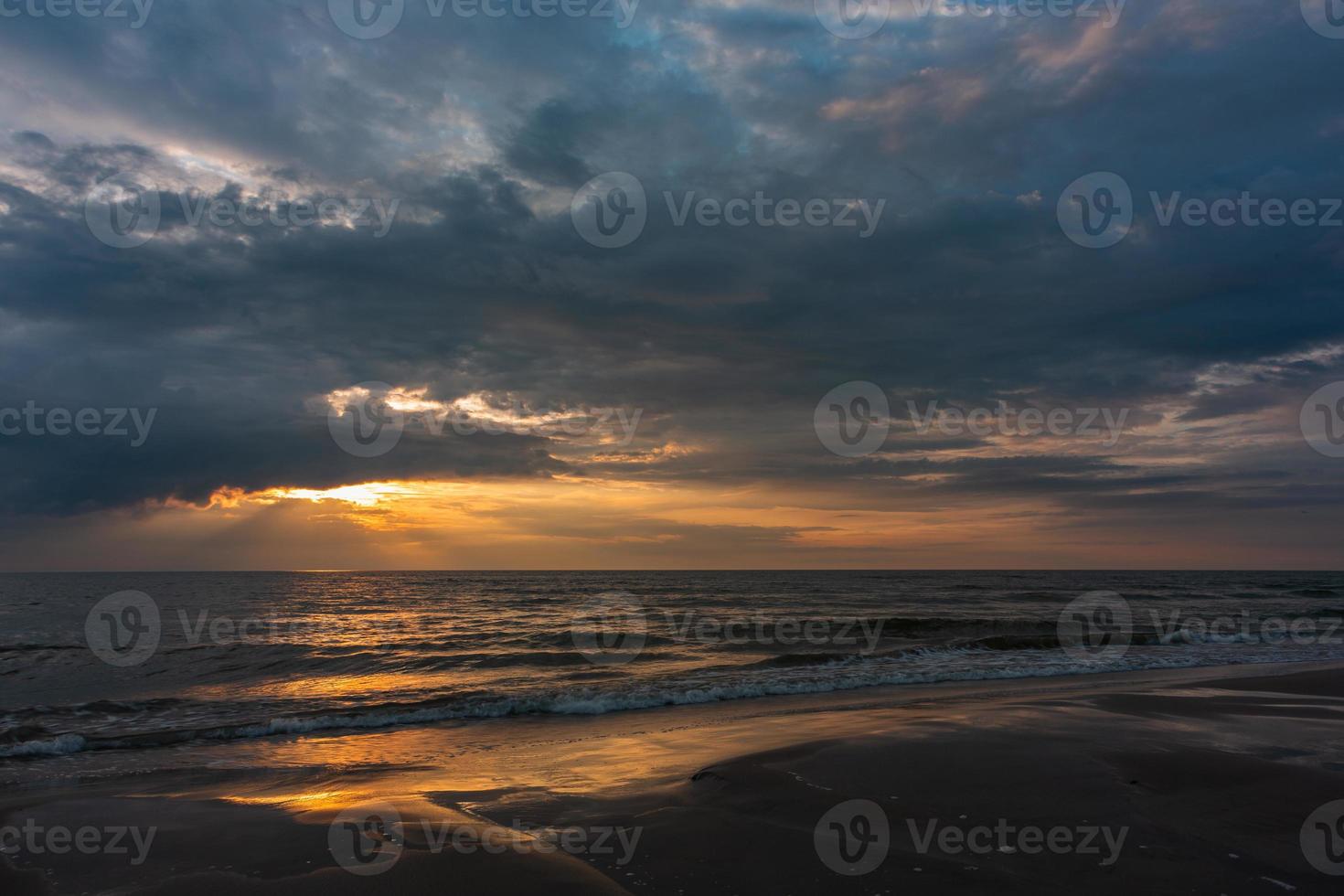 bewolkt zee keer bekeken van de Baltisch zee Bij zonsondergang foto