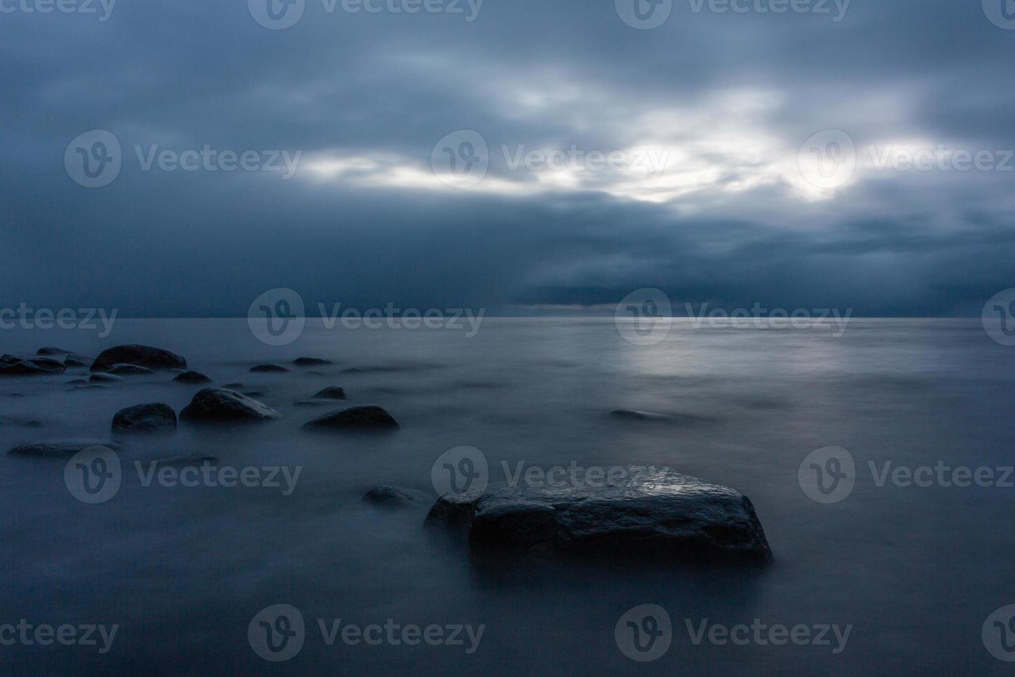 Baltisch zee kust in winter met ijs Bij zonsondergang foto