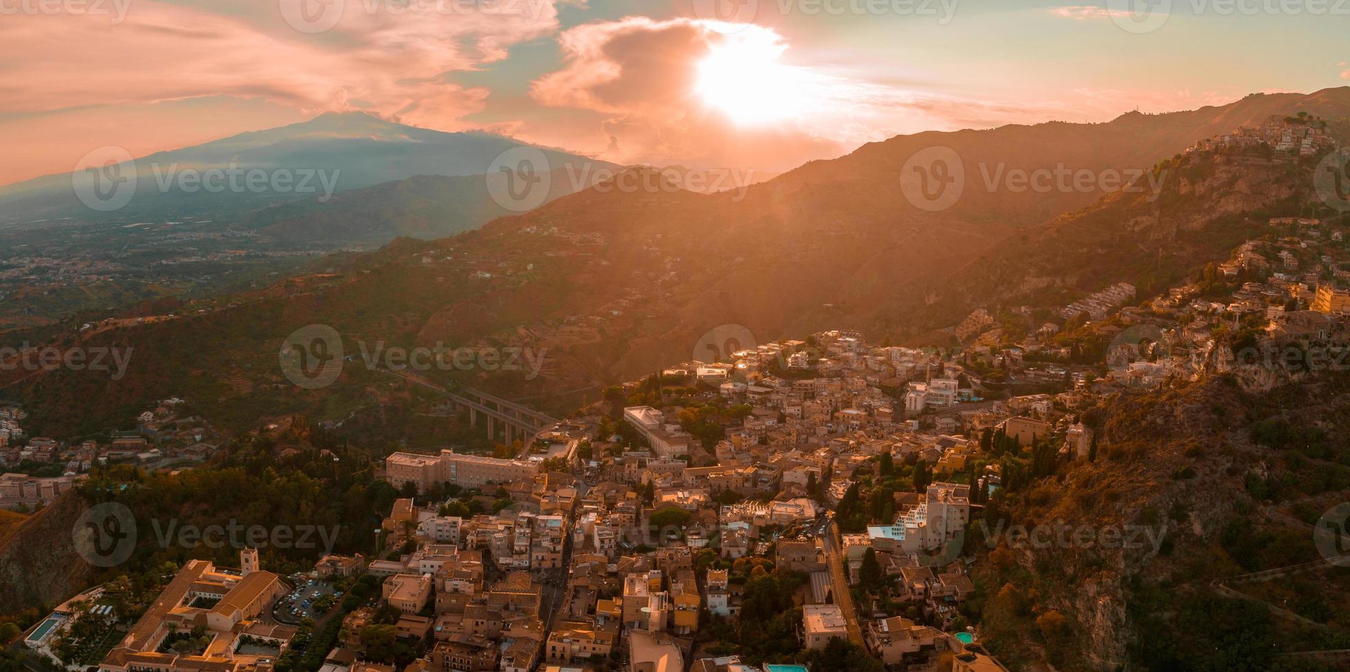 panoramisch antenne breed visie van de actief vulkaan Etna foto