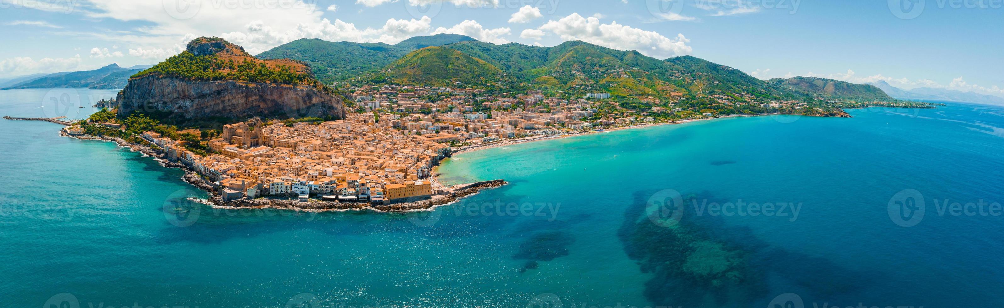 antenne toneel- visie van de cefalu, middeleeuws dorp van Sicilië eiland foto