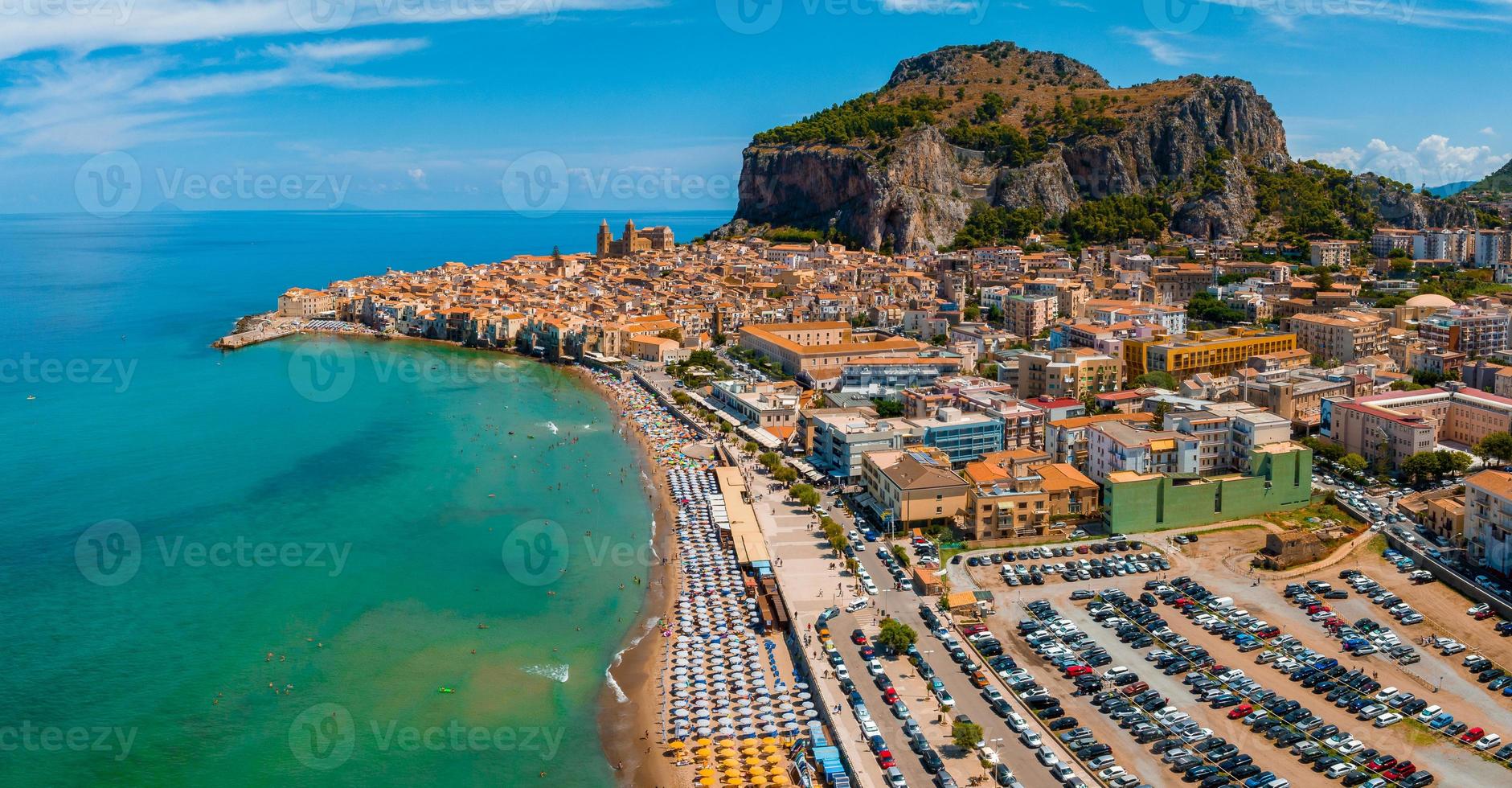 antenne toneel- visie van de cefalu, middeleeuws dorp van Sicilië eiland foto