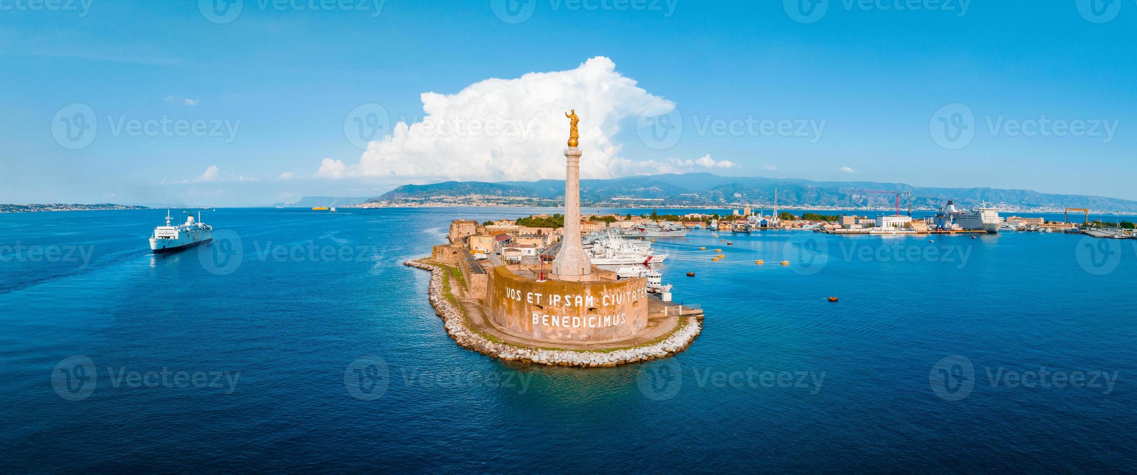 visie van de van Messina haven met de goud Madonna della letter A standbeeld foto