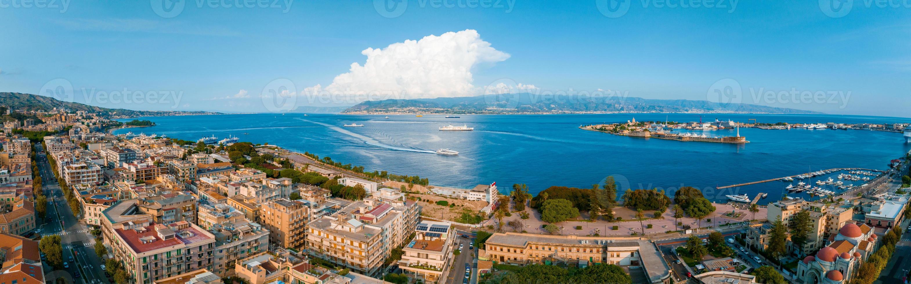 visie van de van Messina haven met de goud Madonna della letter A standbeeld foto