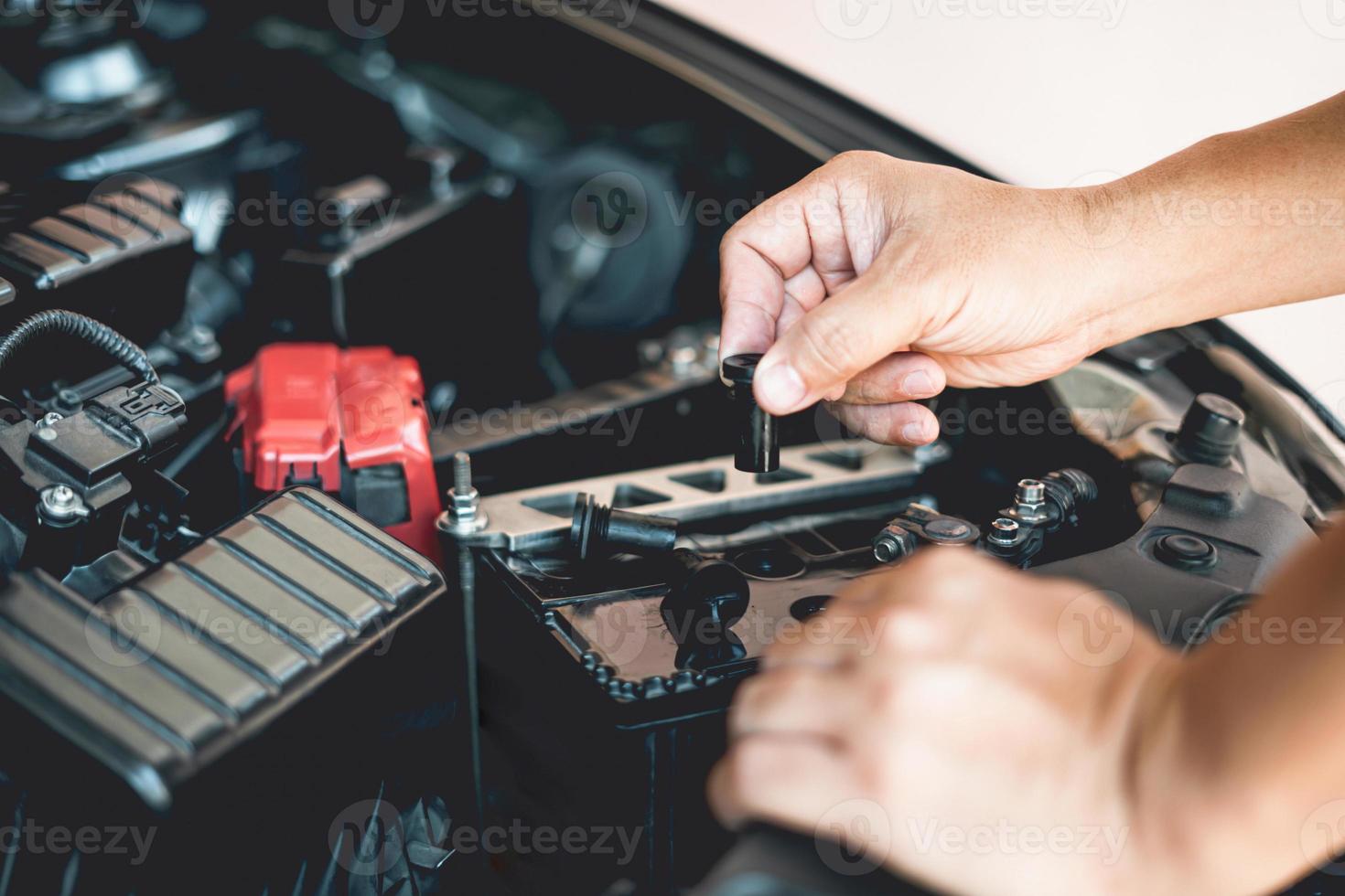 een Mens houden en Open pet van toevoegen accu voor toevoegen gedestilleerd , onderhoud en inspecties voor uitgebreid onderhoud leven accu van auto foto