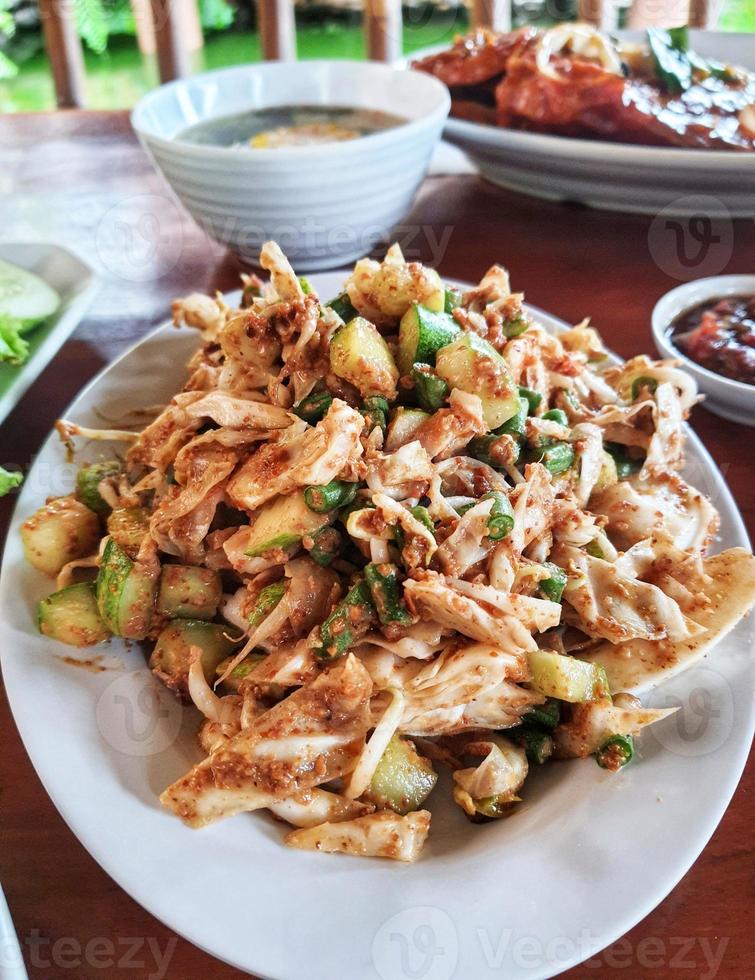 karedok is een typisch Sundanees voedsel in Indonesië welke is gemaakt met rauw groente ingrediënten en pinda saus foto