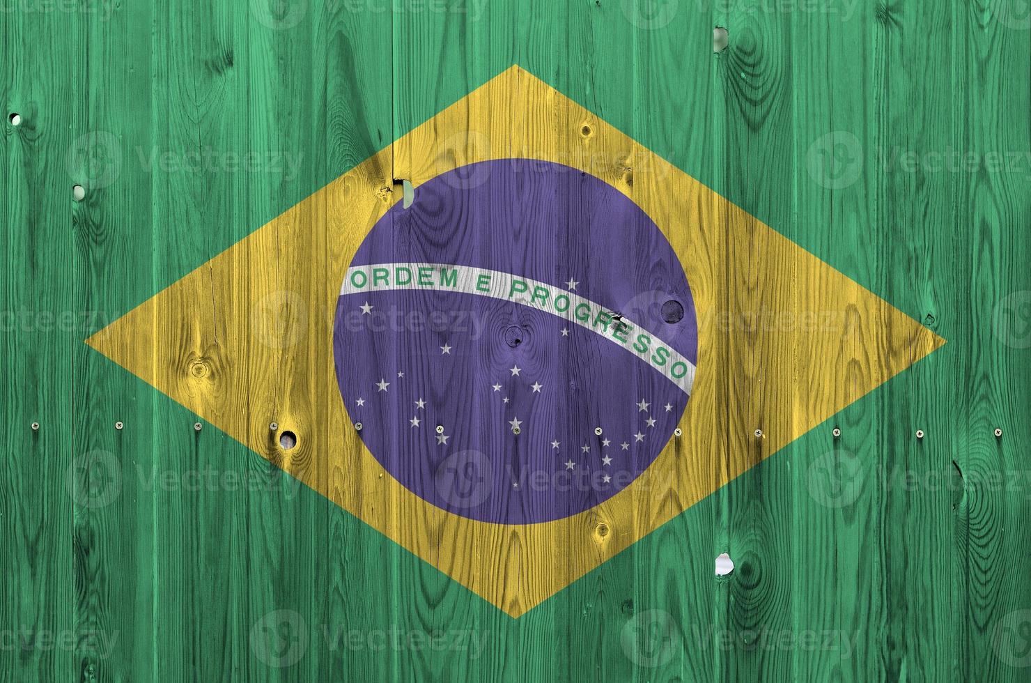 Brazilië vlag afgebeeld in helder verf kleuren Aan oud houten muur. getextureerde banier Aan ruw achtergrond foto