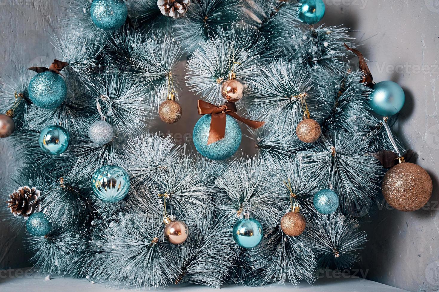 Kerstmis licht blauw krans Aan een beton muur achtergrond. foto