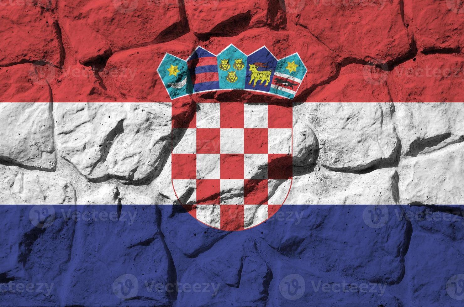 Kroatië vlag afgebeeld in verf kleuren Aan oud steen muur detailopname. getextureerde banier Aan rots muur achtergrond foto