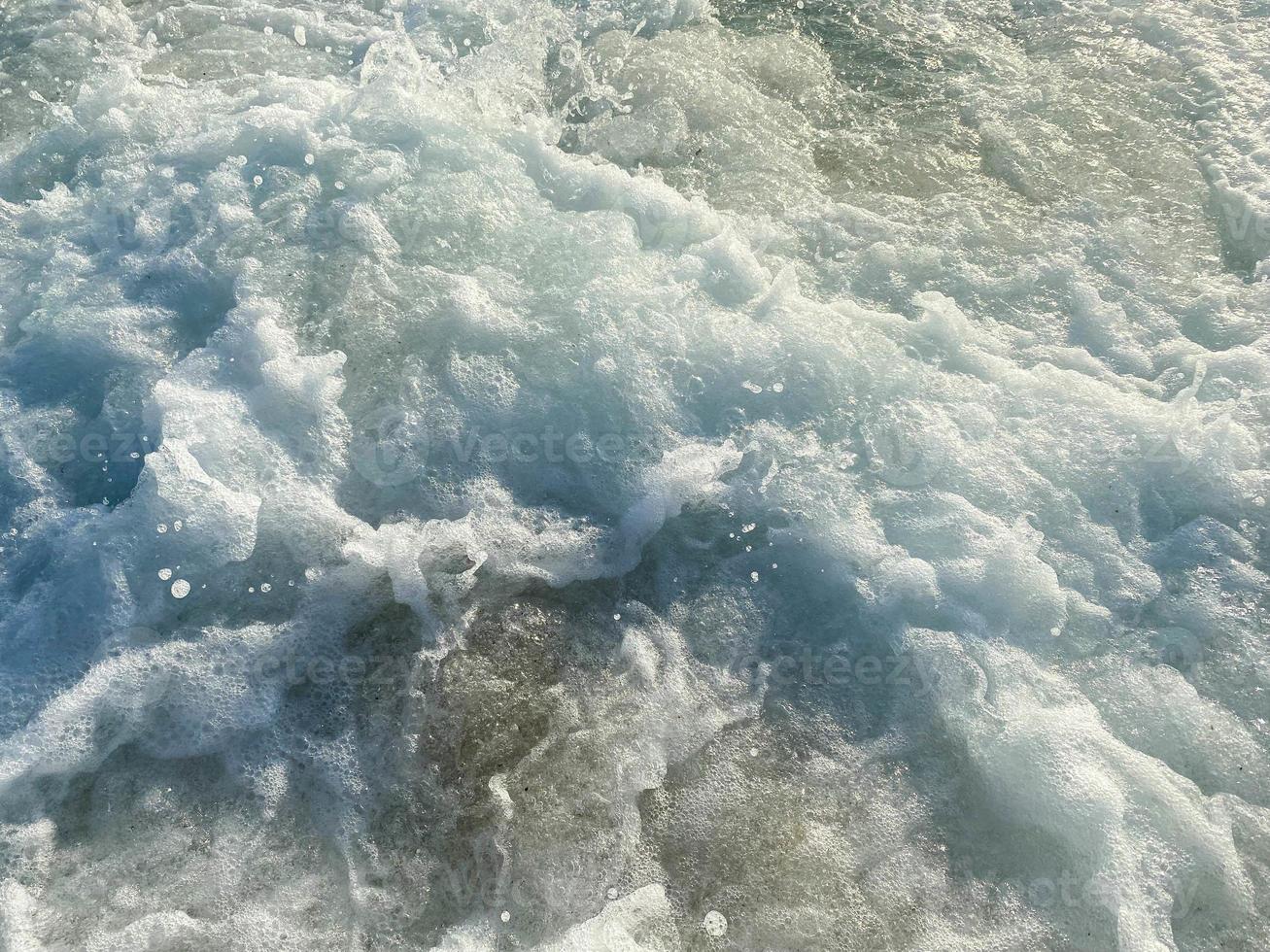 golven, spatten van water Aan de strand Bij de zee Aan vakantie in een toerist warm oostelijk tropisch land zuidelijk paradijs toevlucht Aan vakantie. de achtergrond foto