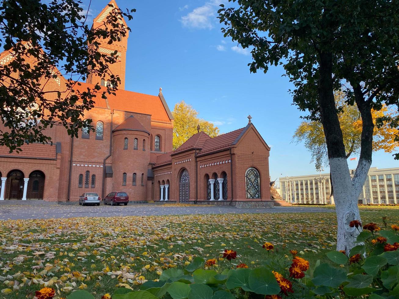 visie van st.simon en helena beroemd Katholiek kerk rood kerk Bij onafhankelijkheid plein in Minsk. Wit-Rusland foto