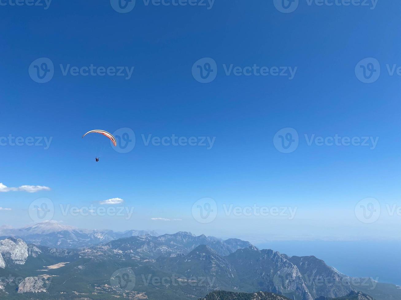 paraglider is vliegend in de blauw lucht foto