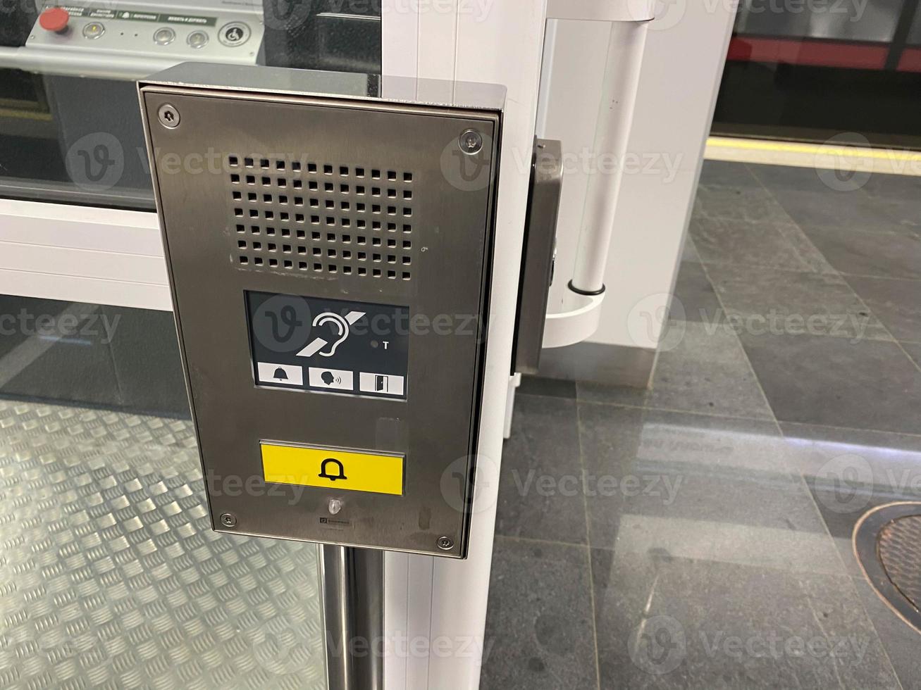 groot telefoontje knop voor een inclusief lift in de metro of boodschappen doen centrum voor mensen met handicaps en mensen met handicaps voor een barrièrevrij milieu in de stad foto