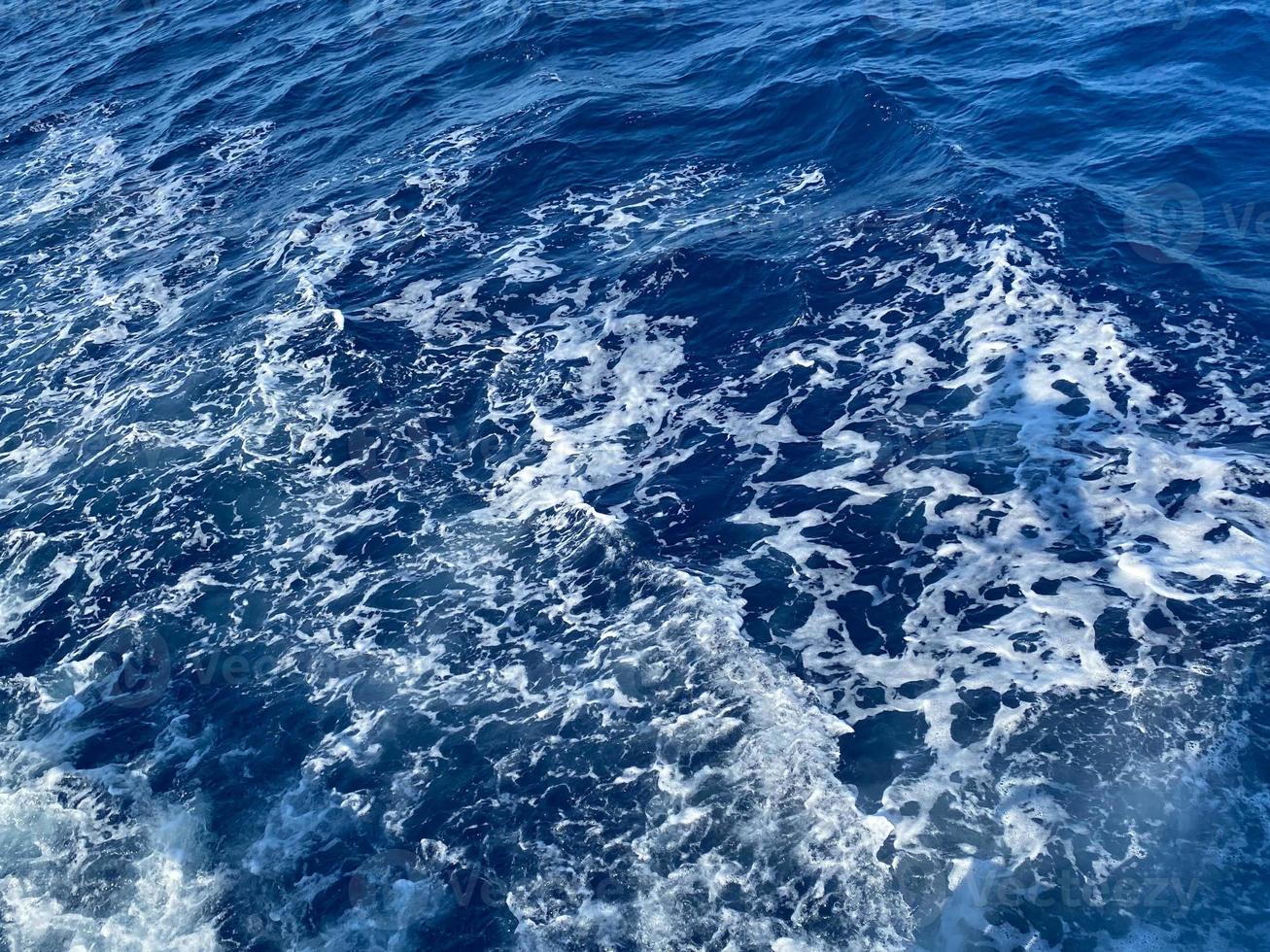 luchtfoto naar oceaangolven. blauwe water achtergrond foto