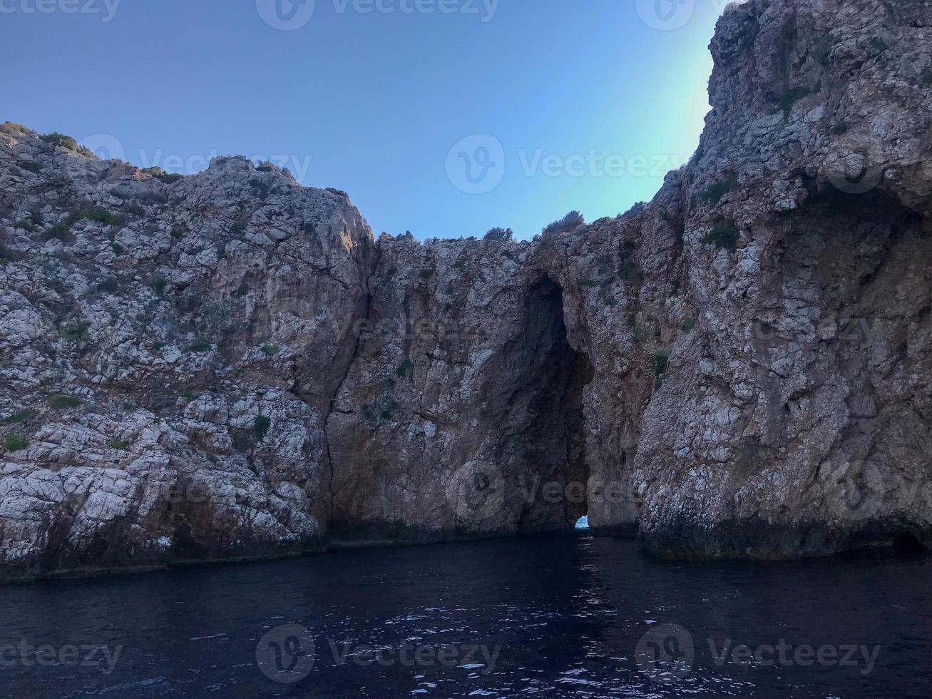 grot boca Doen inferno in cascais, Portugal. gevaarlijk grot met sterk golven foto