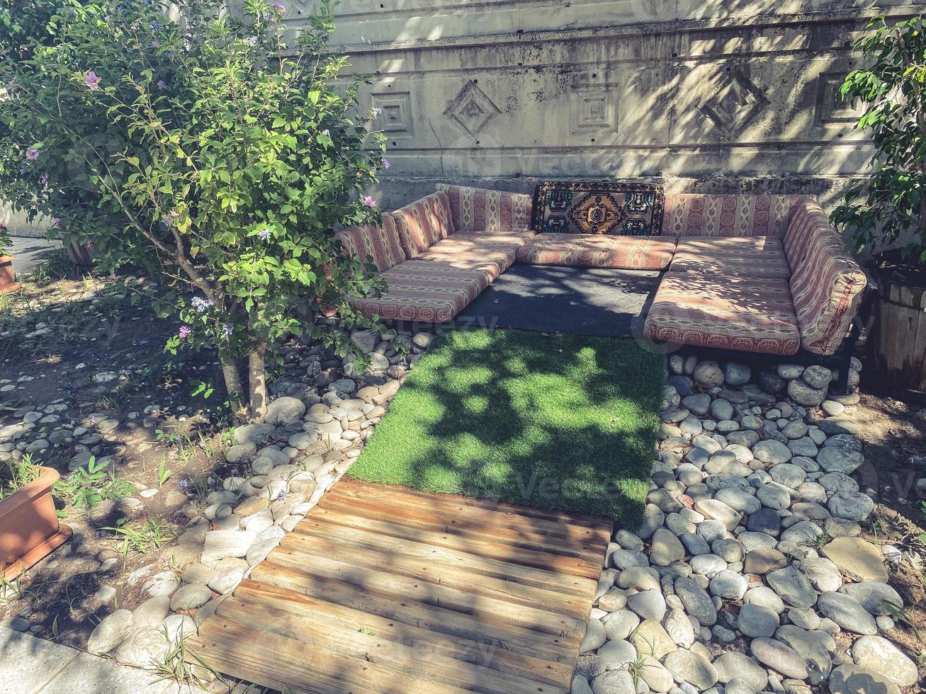 sofa Aan de grond in natuur in de tuin voor ontspanning. foto