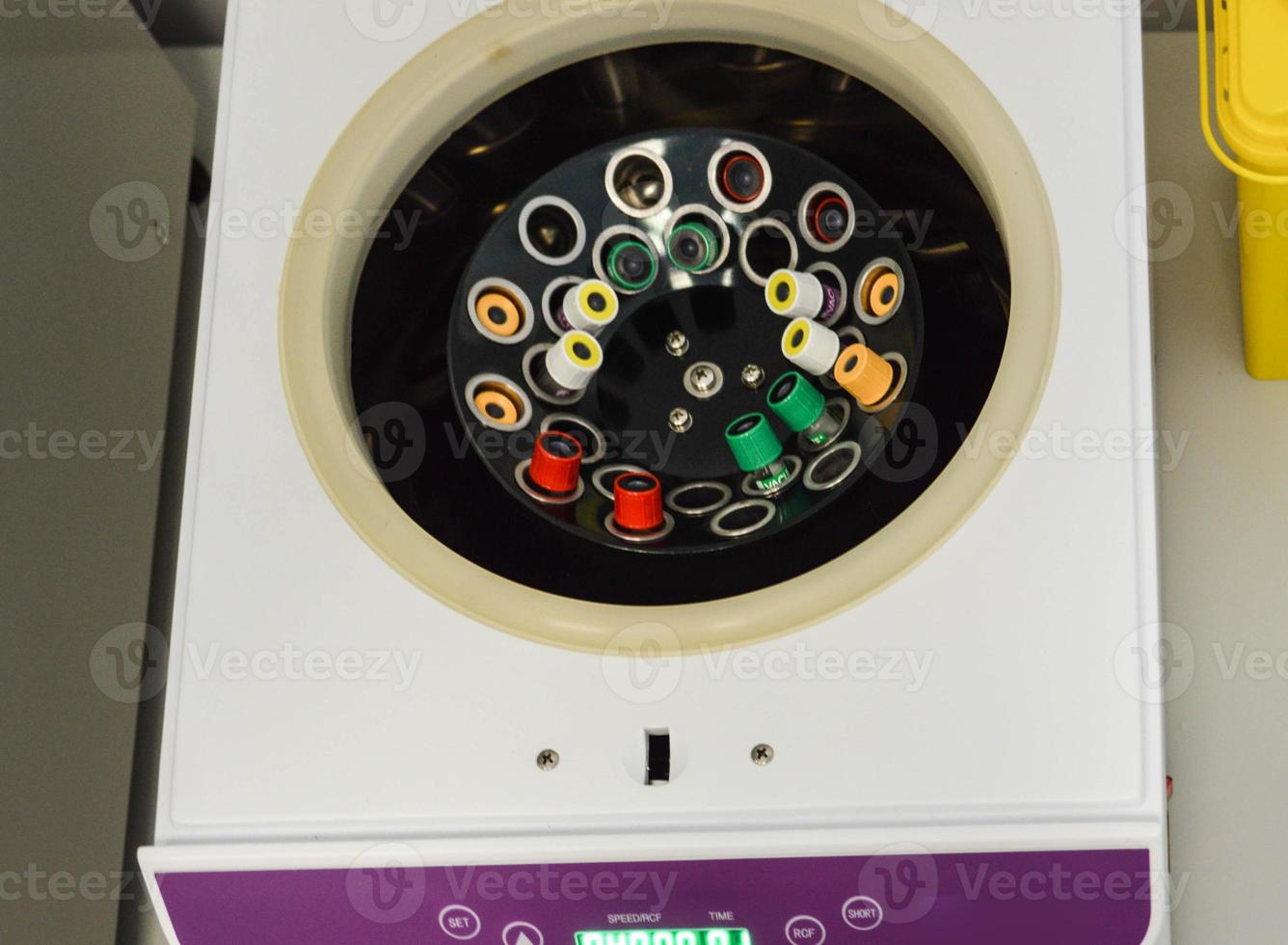 medisch laboratorium centrifuge met test buizen met bloed foto