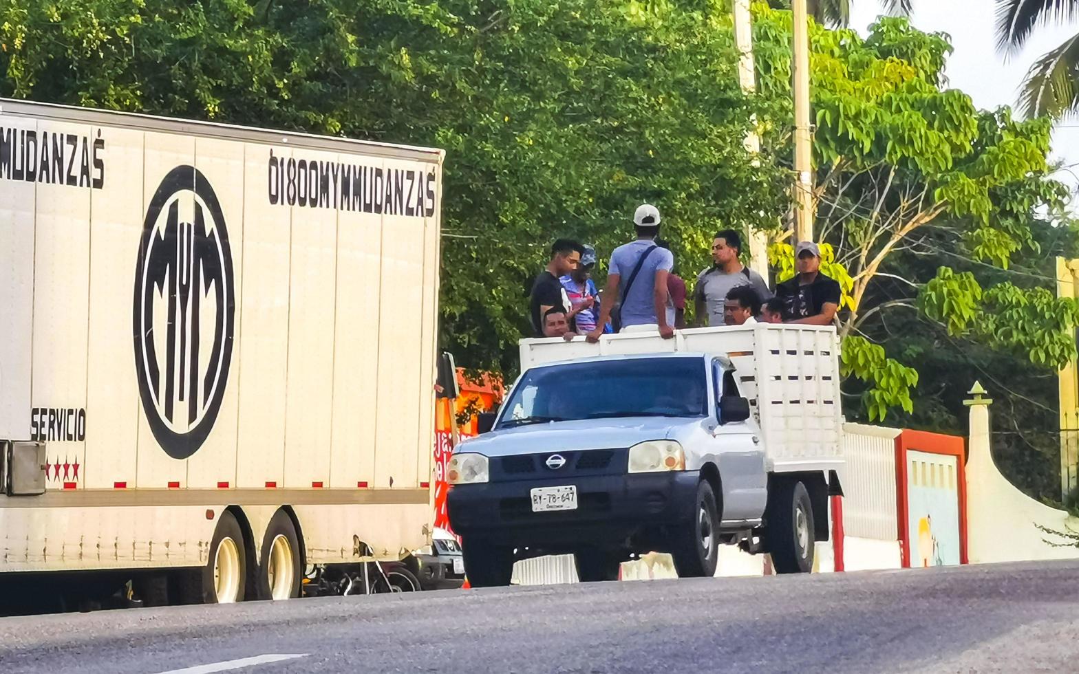 puerto escondido oaxaca Mexico 2022 divers Mexicaans oppakken vrachtwagens auto's 4x4 van de weg af voertuigen Mexico. foto