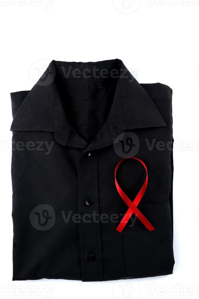 rood lint Aan een zwart overhemd Aan een wit achtergrond. modern behandeling en gezondheidszorg. AIDS bewustzijn concept. foto