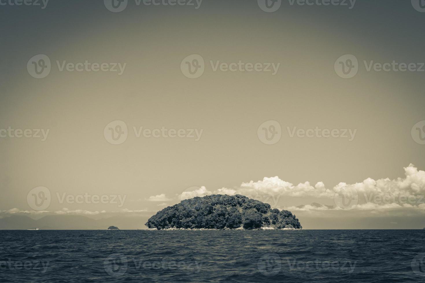 panorama van tropische eilanden ilha grande angra dos reis brazilië. foto