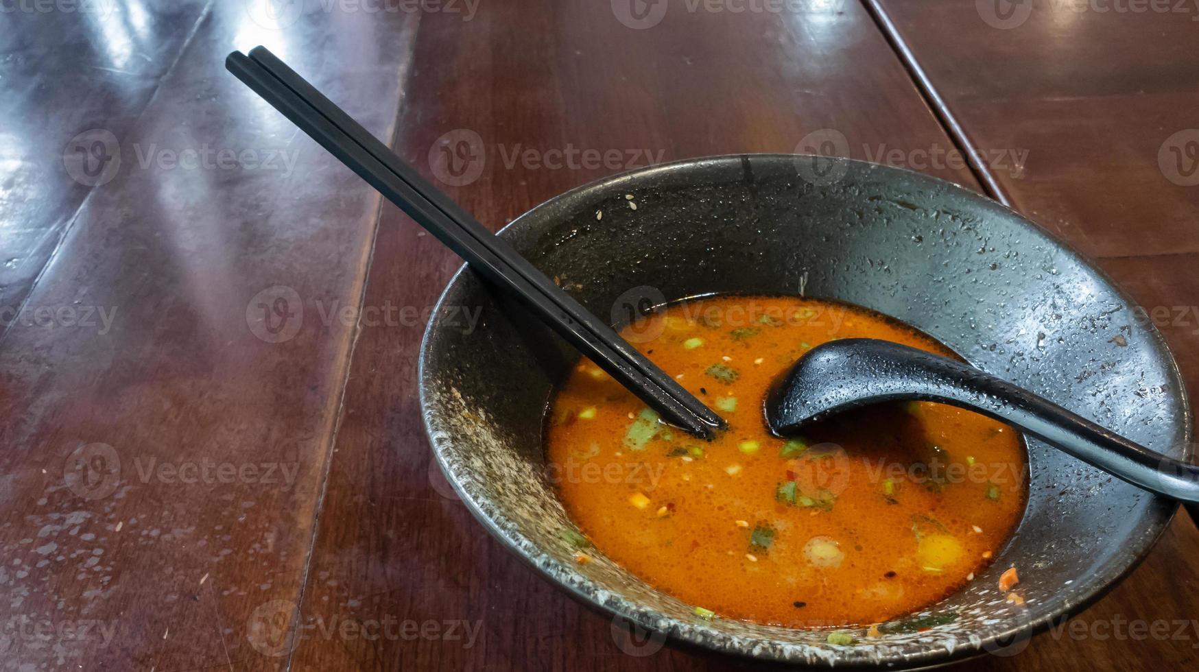 dubbele blootstelling van leeg pittig shio ramen. Japans voedsel foto