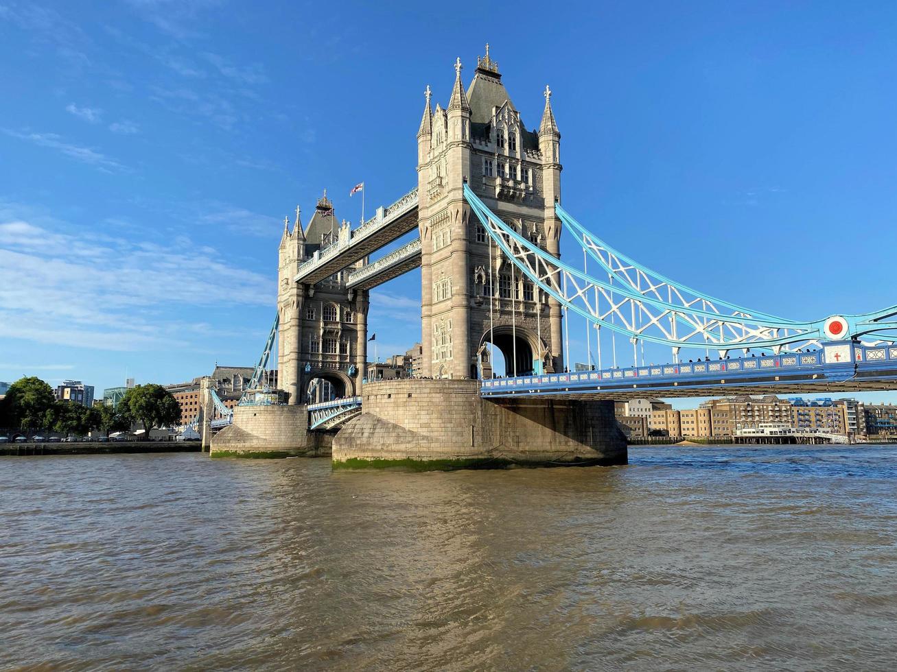 Londen in de uk in juni 2022. een visie van toren brug in Londen foto