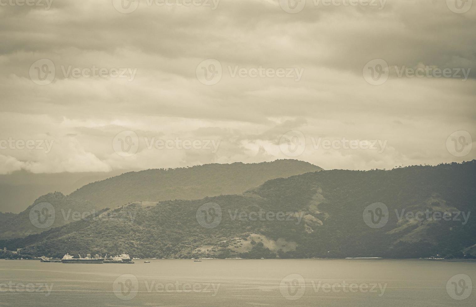 panoramisch uitzicht van ilha grande naar terminal da petrobras brazilië. foto