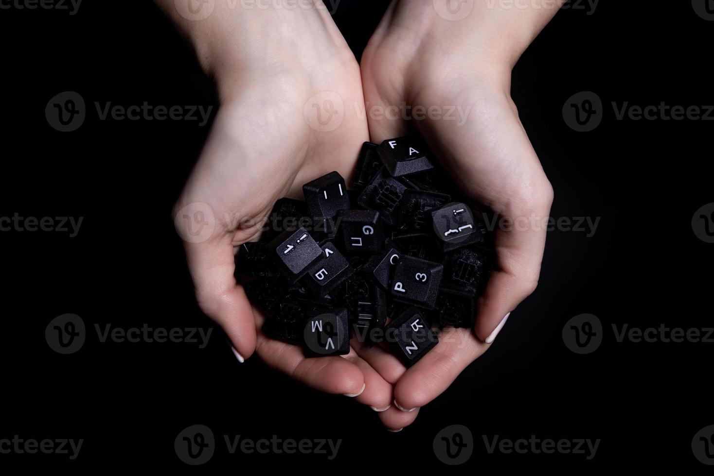 vrouw handen Holding toetsenbord toetsen geïsoleerd Aan zwart achtergrond foto