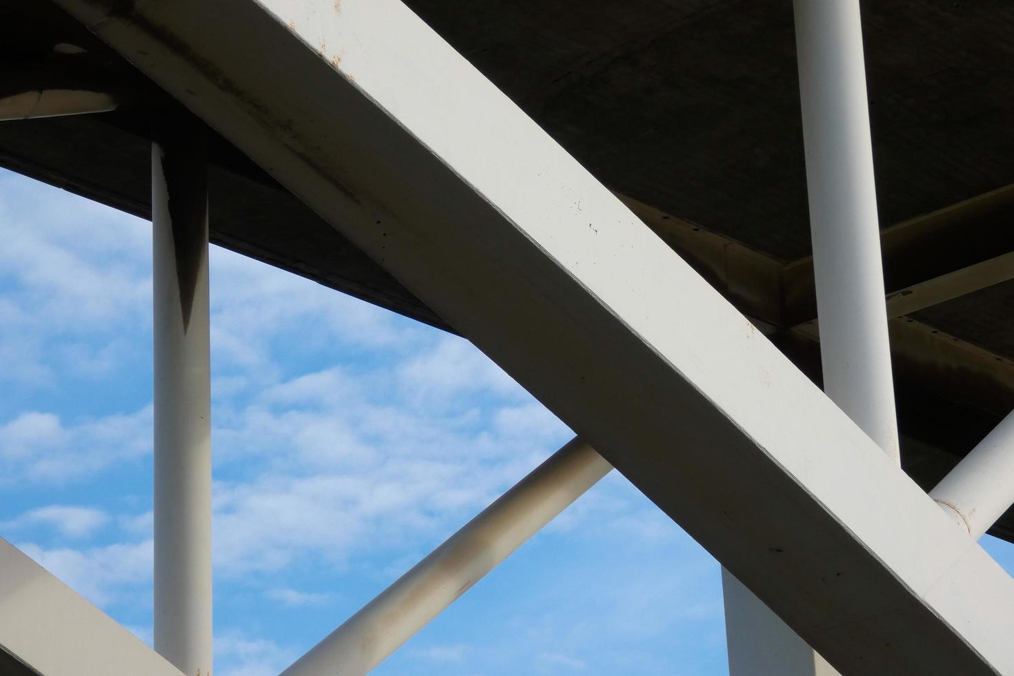 brug over- de llobregat rivier, bouwkunde werk voor de passage van auto's, vrachtwagens en bussen. foto